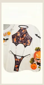 Détail d'un body dos nu à imprimé tête de mort avec chaîne et décorations d'Halloween