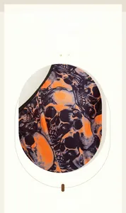Détail de lingerie dos nu avec imprimé tête de mort en orange vif et noir contrasté