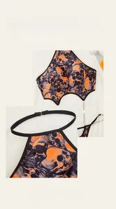 Détail de la lingerie dos nu à imprimé crâne avec chaînes en métal et ourlet à vagues