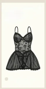 Détail de lingerie en dentelle noire transparente avec broderies et ourlet en résille