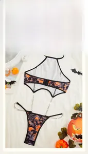 Détail d'un ensemble de lingerie à motif tête de mort avec chaîne et décorations
