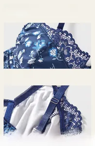 Détail du tissu à fleurs bleu foncé avec bordure en dentelle et bretelles réglables
