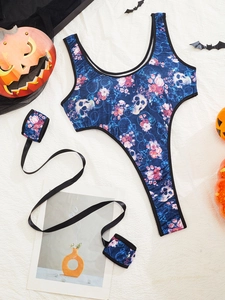Vista dettagliata del body di Halloween con stampa floreale a teschio e polsini abbinati