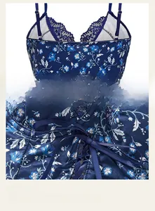 Détail du haut bustier à fleurs bleu marine avec bordure en dentelle et laçage en satin
