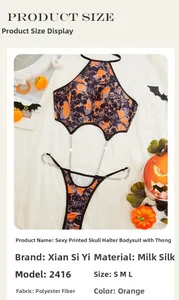 Détail d'un ensemble de lingerie orange à imprimé crâne avec chaîne et tissu soyeux