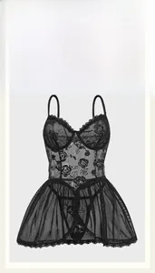 Détail de lingerie noire transparente avec broderie de roses et jupe en voile fin