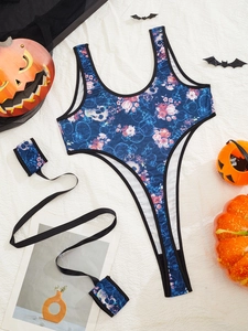 Dettaglio body blu di Halloween con stampa floreale di teschi e polsini coordinati