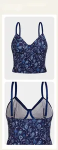 Détail du corset bleu à motif paisley montrant les bretelles réglables et fleurs