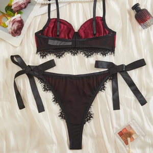 Set lingerie sexy in velluto e pizzo bordeaux e nero con fiocchi e dettagli eleganti