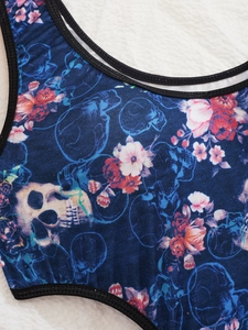 Détail du body bleu foncé avec imprimé tête de mort à fleurs roses et liseré noir