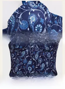 Détail du tissu en soie de lait à motif cachemire bleu et coutures fines sur le bustier