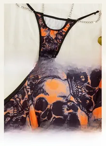 Détail de lingerie imprimé tête de mort avec chaînes en métal et motifs oranges