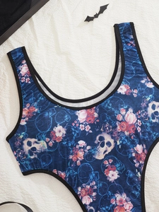 Dettaglio del body blu scuro con stampe floreali rosa e teschi per il tema di Halloween