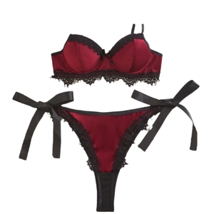 Completo intimo sexy in velluto bordeaux con pizzo nero e dettagli con fiocco