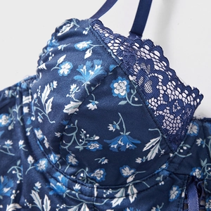 Top caraco à fleurs bleu foncé avec dentelle satinée et détails en maille fine