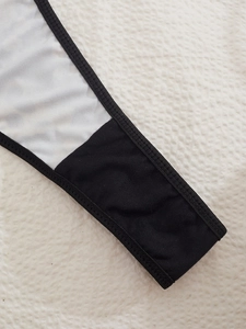 Détail de couture soignée et bordure noire sur le body à imprimé tête de mort