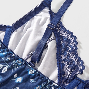 Camisole en dentelle fleurie bleu foncé avec bretelles réglables et détails en mesh