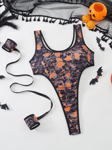 Body di Halloween con stampa di teschio e polsini coordinati su sfondo bianco