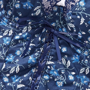 Corset bleu foncé à fleurs avec bordure en dentelle et détails de laçage en ruban