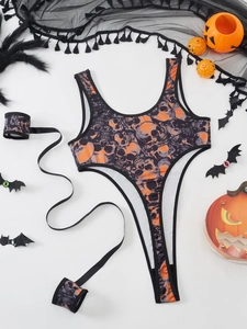 Dettaglio flat lay del body di Halloween con stampa teschio e nastri arancio e nero