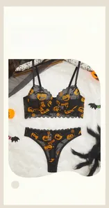 Détail de broderie citrouille d'Halloween sur ensemble de lingerie en dentelle noire