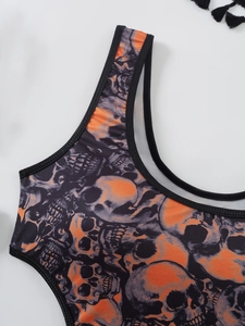 Détail d'un body imprimé tête de mort Halloween aux motifs gothiques orange et noir