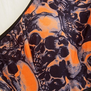 Ensemble de lingerie body dos nu à imprimé tête de mort avec motifs orange et noirs