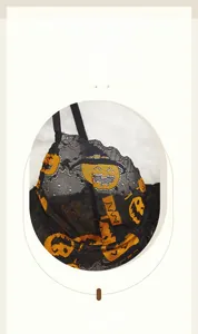 Détail d'un soutien-gorge en dentelle noire avec broderie de citrouille d'Halloween jaune