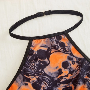 Body à motif de crâne avec col licou orange et noir et détail de crochet métallique