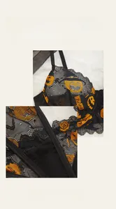 Détail de la broderie citrouille d'Halloween sur un ensemble de lingerie en dentelle noire