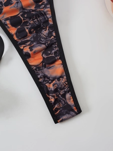 Dettaglio di lingerie con stampa teschio di Halloween e bordo elastico nero