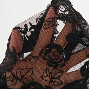Nuisette élégante en maille noire avec broderie florale de roses et dos nu transparent