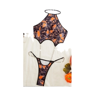Ensemble lingerie femme imprimé crâne, licou avec chaînes et décor de citrouille