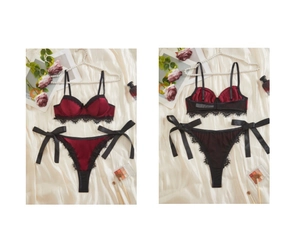 Set di lingerie in seta rosso vino con pizzo ciglia nero e dettagli con fiocco