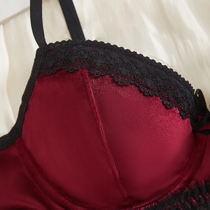 Reggiseno in velluto rosso scuro con pizzo nero e ferretto in stile retrò elegante