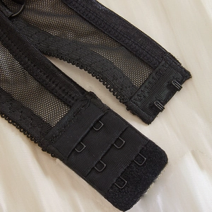 Completo intimo sexy in velluto e pizzo con spalline in rete trasparente e chiusura retro