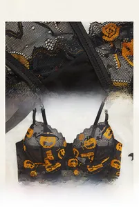 Détail de soutien-gorge en dentelle noire avec broderie citrouille d'Halloween et bord ondulé