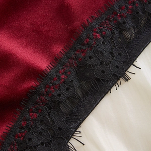 Completo intimo in velluto con bordo in pizzo e reggiseno con ferretto in scatto dettagliato