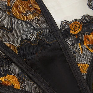 Ensemble lingerie d'Halloween sexy avec broderie citrouille orange sur dentelle noire fine