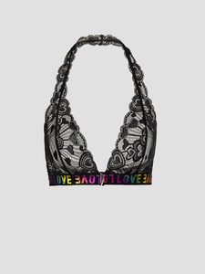 Détail de la bralette en dentelle noire avec lettres LOVE et FUTURE colorées sur l'élastique