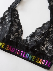 Détail d'une bralette en dentelle noire avec bande élastique arc-en-ciel LOVE