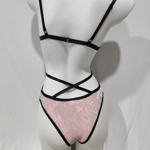 Detailansicht der Rückseite eines Samt-Lingerie-Sets mit schwarzen Trägern und Rosa