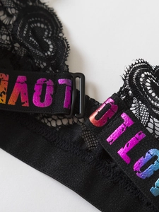 Vue détaillée de la dentelle noire et des sangles élastiques avec lettres arc-en-ciel