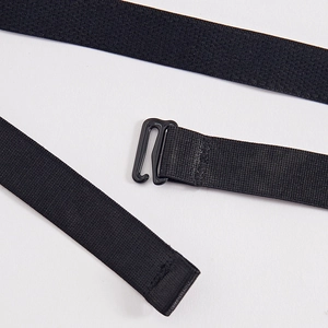 Vue détaillée de la sangle élastique noire avec attache en J et coutures de précision