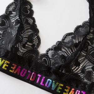 Soutien-gorge en dentelle noire sans armature avec motifs cœurs et bande arc-en-ciel