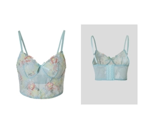 Dettaglio del ricamo floreale su corsetto in mesh azzurro con chiusura a gancetti posteriore