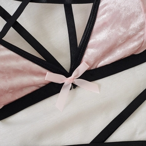 Dessous-Set aus rosa Samt mit schwarzen Trägern und Schleife in sexy Kreuzform