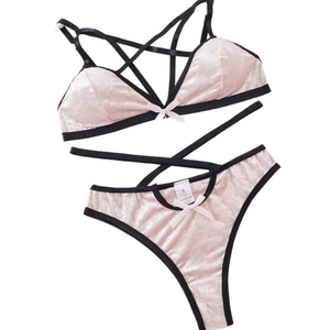 Zweiteiliges Dessous-Set aus rosa Samt mit Kontrastgurten und Schleifendetails