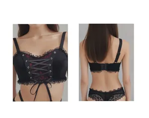 Détail de soutien-gorge en dentelle noire avec doublure rouge et laçage en velours