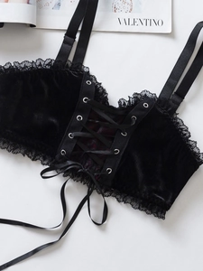 Gros plan détaillé du corset en velours noir avec laçage gothique et bordure en dentelle
